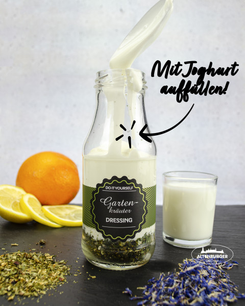 71605-DIY-Gartenkrauter-Dressing-_Mit-Joghurt-auffullen